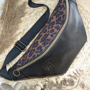 Sac banane artisanal noir détail Léopard
