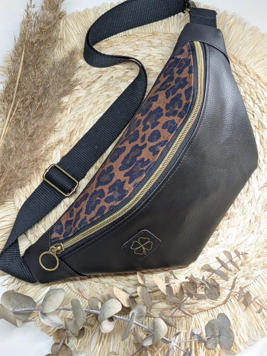 Sac banane artisanal noir détail Léopard – Image 2