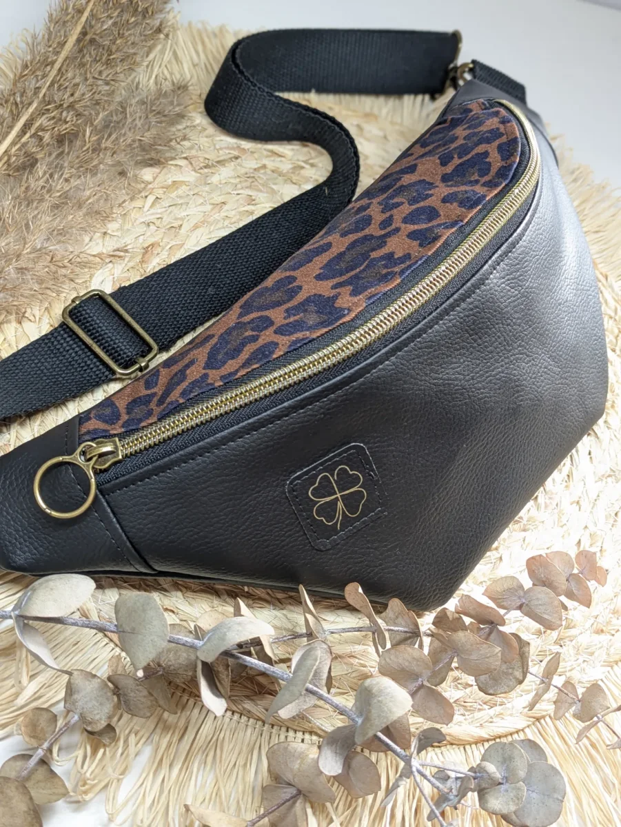 Sac banane artisanal noir détail Léopard – Image 3